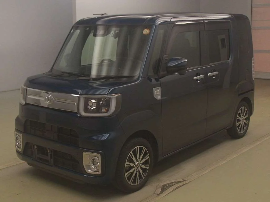 Toyota Pixis Mega LA700A 2021